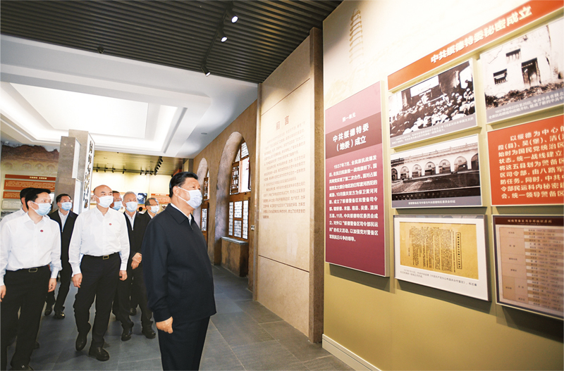 2021年9月13日至14日，中共中央總書記、國家主席、中央軍委主席習近平在陜西省榆林市考察。這是14日上午，習近平在中共綏德地委舊址考察。 新華社記者 李學仁/攝
